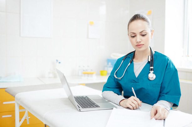Profissional de saúde explicando exame de cintilografia